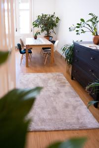 uma sala de estar com uma mesa e algumas plantas em Central Szeged Apartment em Szeged