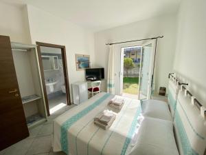 a bedroom with a bed and a bathroom with a mirror at Tigrillo Bed&Breakfast in Olbia