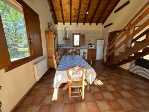 eine Küche mit einem Tisch und Stühlen im Zimmer in der Unterkunft Casa Rural Ocre in Avila