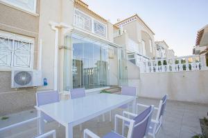 einen weißen Tisch und Stühle auf einer Terrasse in der Unterkunft 002 Casa Sofia - Alicante Holiday in Torrevieja