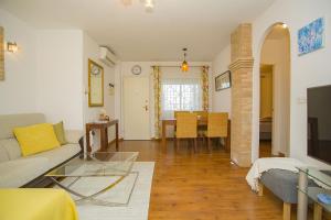 ein Wohnzimmer mit einem Sofa und einem Tisch in der Unterkunft 002 Casa Sofia - Alicante Holiday in Torrevieja