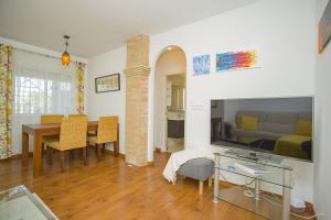 ein Wohnzimmer mit einem Tisch und einem Sofa in der Unterkunft 002 Casa Sofia - Alicante Holiday in Torrevieja