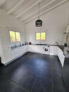 Foto de la galería de 145 m² I Cosy I Neuve I Jardin I Vue Panoramique en Sainte-Rose
