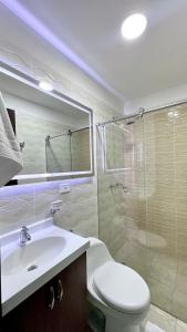 La salle de bains est pourvue de toilettes, d'un lavabo et d'une douche. dans l'établissement Street 55 Hotel, à Bucaramanga