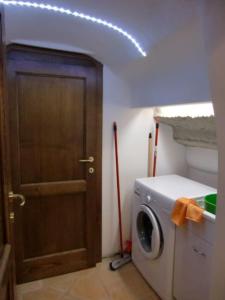 pralnia z drzwiami i pralką w obiekcie Romantica Suite Firenze 1 cls Central Market & Dome we Florencji
