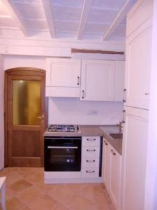 een keuken met witte kasten en een fornuis met oven bij Romantica Suite Firenze 1 cls Central Market & Dome in Florence
