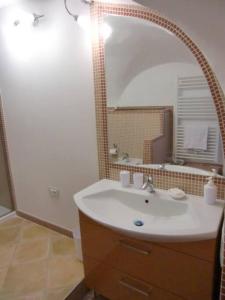 łazienka z umywalką i dużym lustrem w obiekcie Romantica Suite Firenze 1 cls Central Market & Dome we Florencji