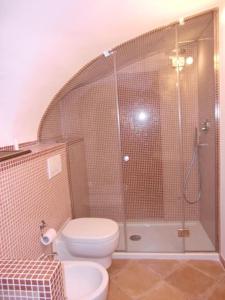 Een badkamer bij Romantica Suite Firenze 1 cls Central Market & Dome