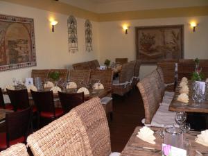 een restaurant met tafels en stoelen in een kamer bij Raffelberger Hof in Mülheim an der Ruhr +25 foto's