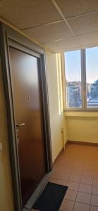 Habitación vacía con puerta y ventana en SWEET HOME en Milán