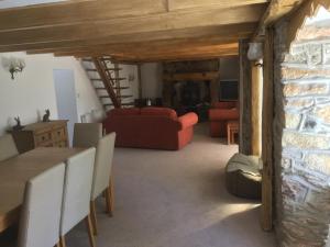 Posezení v ubytování Large Family House - sleeps 10. Central Location. 15 mins from coast.