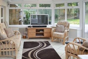 TV a/nebo společenská místnost v ubytování Large Family House - sleeps 10. Central Location. 15 mins from coast.