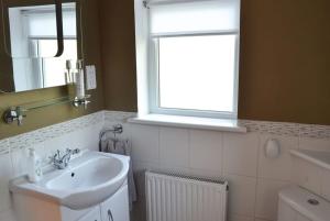 Koupelna v ubytování Large Family House - sleeps 10. Central Location. 15 mins from coast.