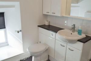 Koupelna v ubytování Large Family House - sleeps 10. Central Location. 15 mins from coast.