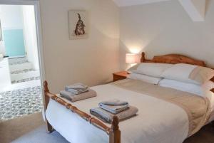Postel nebo postele na pokoji v ubytování Large Family House - sleeps 10. Central Location. 15 mins from coast.