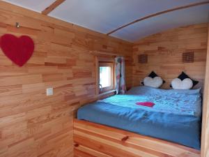 Postel nebo postele na pokoji v ubytování Camping des Saules