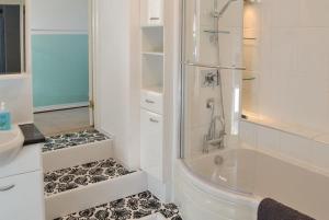Koupelna v ubytování Large Family House - sleeps 10. Central Location. 15 mins from coast.