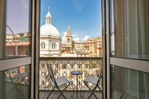 balcón con 2 sillas y vistas a la ciudad en Real Italian Estate - Luxury Black&White, en Génova