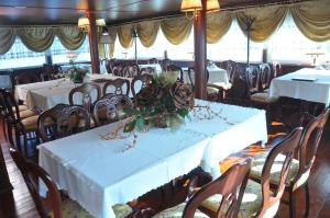 Restaurant ou autre lieu de restauration dans l'établissement Hotel Brod Panini Veles