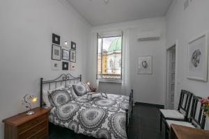 1 dormitorio con cama y ventana en Real Italian Estate - Luxury Black&White, en Génova