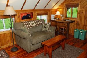 een woonkamer met een bank en een tafel bij Covewood Lodge 