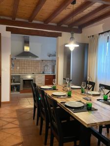 Η κουζίνα ή μικρή κουζίνα στο Villa Leonore mit beheizbarem Pool