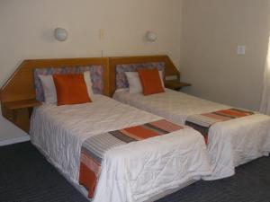 2 camas en una habitación de hotel con aceras en Keimoes Hotel en Keimoes