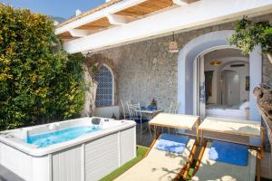 The swimming pool at or close to La Barbera
