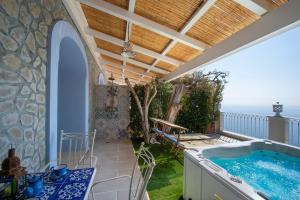 The swimming pool at or close to La Barbera