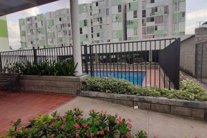 una recinzione nera con una piscina di fronte a un edificio di Cúcuta apartamento completó en condominio n11 a Cúcuta