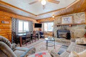 ein Wohnzimmer mit einem Steinkamin und einem Tisch in der Unterkunft Almost Heaven in Brian Head