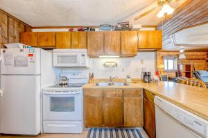 eine Küche mit einem weißen Kühlschrank und einer Spüle in der Unterkunft Almost Heaven in Brian Head