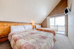 ein Schlafzimmer mit zwei Betten und einem Fenster in der Unterkunft Almost Heaven in Brian Head