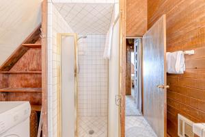 ein Badezimmer mit ebenerdiger Dusche neben einer Toilette in der Unterkunft Almost Heaven in Brian Head + 15 Fotos