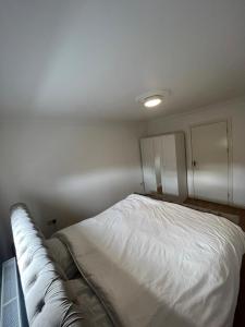 een slaapkamer met een wit bed in een kamer bij Angle90 apartments in Londen