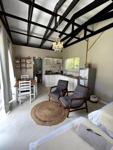 sala de estar con mesa y sillas y cocina en VIilla Vredenrust Guesthouse, en Bloemfontein