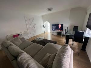 een woonkamer met een bank en een tafel bij Angle90 apartments in Londen