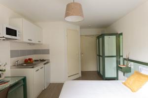a room with a kitchen and a bed in it at Appart Hotel Corte HR in Corte