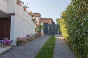 a garden path leading to a house with flowers at Casa Vacanza Le Fresie in Nuoro