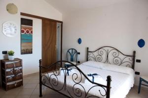 een slaapkamer met een bed en een houten deur bij Casa Vacanza Le Fresie in Nuoro