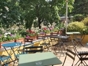 un grupo de mesas y sillas en un jardín en ibis Metz Centre Cathedrale, en Metz