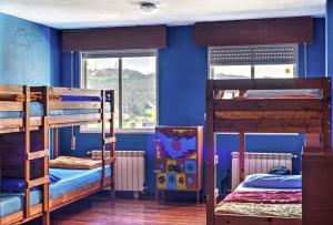 Двухъярусная кровать или двухъярусные кровати в номере Meiga Backpackers Hostel