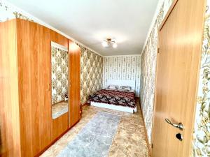 um quarto com uma cama num quarto em Квартира в центре Павлодара em Pavlodar