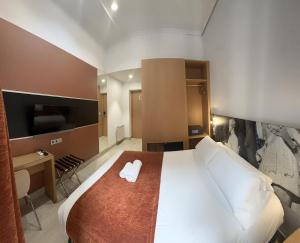 A bed or beds in a room at Hostal Cervelo