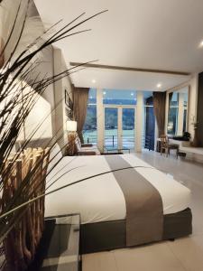 um quarto com uma cama grande num quarto em The Midst@ Royal hills Nakornayok em Nakhon Nayok