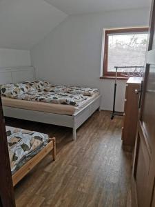 Ένα ή περισσότερα κρεβάτια σε δωμάτιο στο Chalupa Amirka