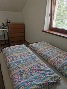 Ένα ή περισσότερα κρεβάτια σε δωμάτιο στο Chalupa Amirka
