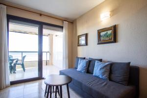 a living room with a couch and a table at ESPACIO 2 Primera LINEA DE PLAYA in Cullera