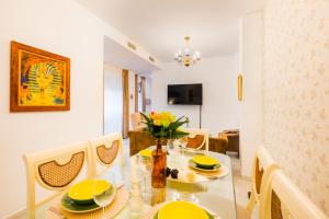 A television and/or entertainment centre at Apartamentos Cruz de San Andrés