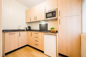 A kitchen or kitchenette at Apartamentos Cruz de San Andrés